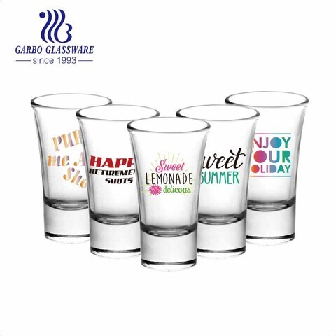 OEM personnalisé conception d'impression verres à liqueur personnalisés cadeaux de fête tasses en verre d'alcool