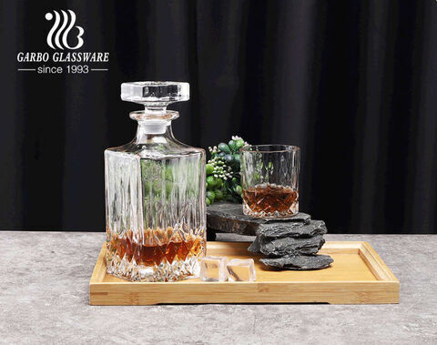 China Classic glass whiskey decanter set with gift box high quality wine decanter with elegant pattern design factory