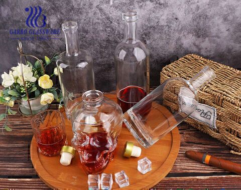 Different shapes glass whikey bottles classic and simple round skull shape glass decanters 