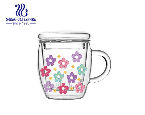 Heat-resistant borosilicate glass mug with logo decal and lid for tea service